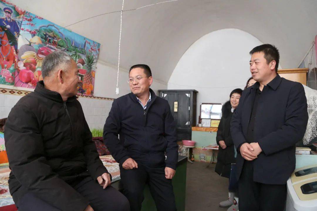 "……来到辛家沟镇李家河村李军年家中,陈耀忠与他亲切交谈,详细询问