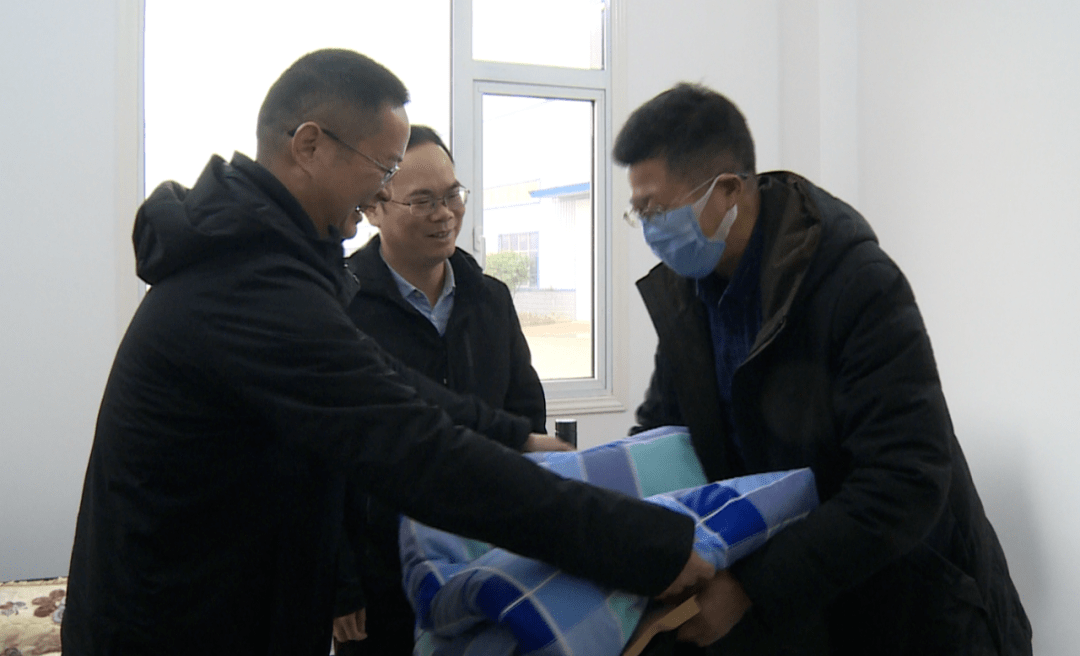 县委委员,副县长卫松,县经济开发区管委会主任崔伟深入园区开展了春节