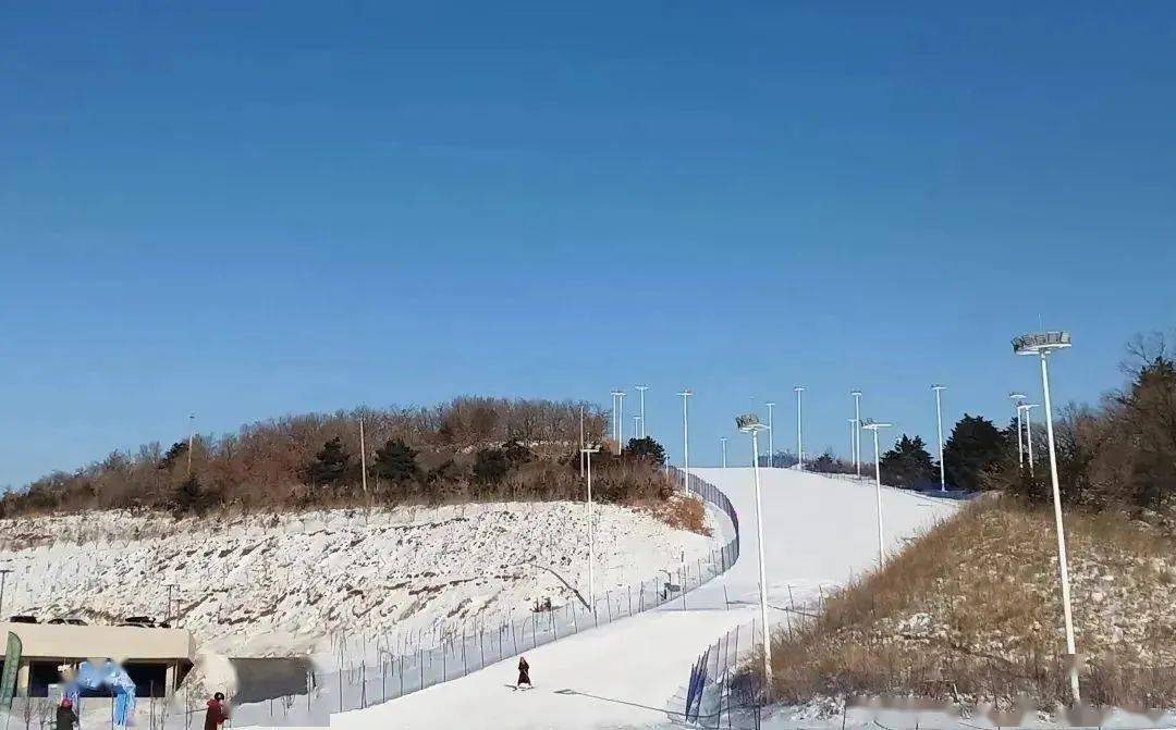 天定山旅游度假小镇的重要组成部分之一,与长春冰雪新天地仅一街之隔