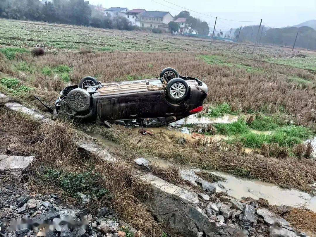 春节期间天气变化大,路面湿滑,极易导致道路交通事故.