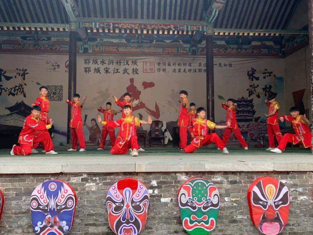 在今年好汉城贺年灯会也是大展风采宋江武校《狗娃艺术团》第十代小狗