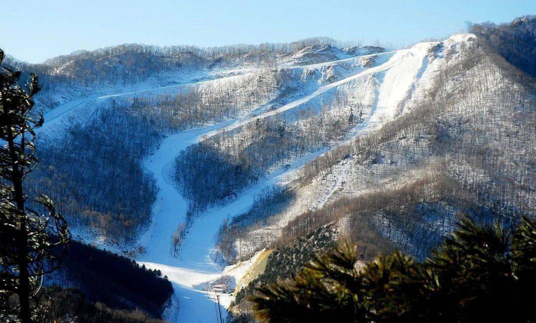 雪质最好,雪道最长的顶级滑雪场,除了滑雪场地的优质,天桥沟更秉承以