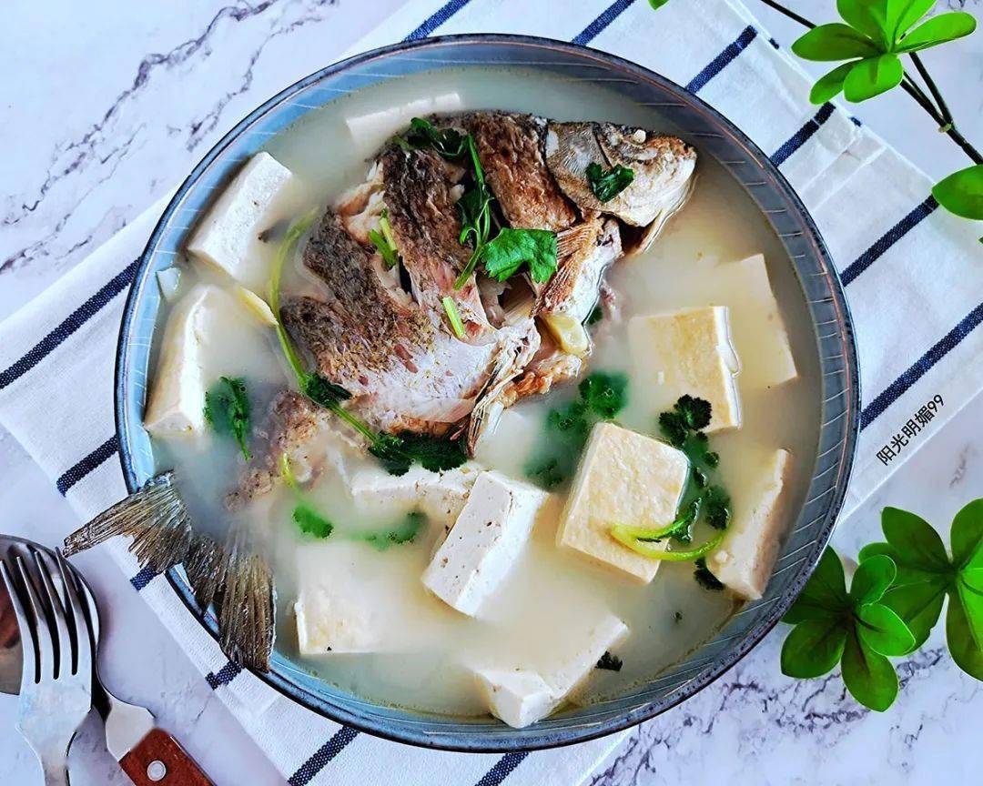 鲫鱼豆腐汤食材:鲫鱼350克,豆腐300克,葱15克,盐2克,姜15克,香菜10克