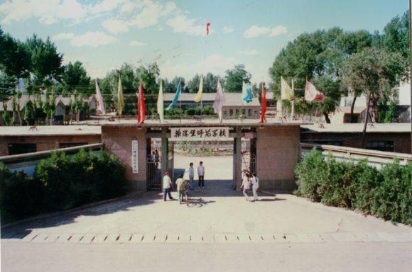 创建于1935年9 月,校址在怀安县柴沟堡镇南门外,是在1924年成立的一所