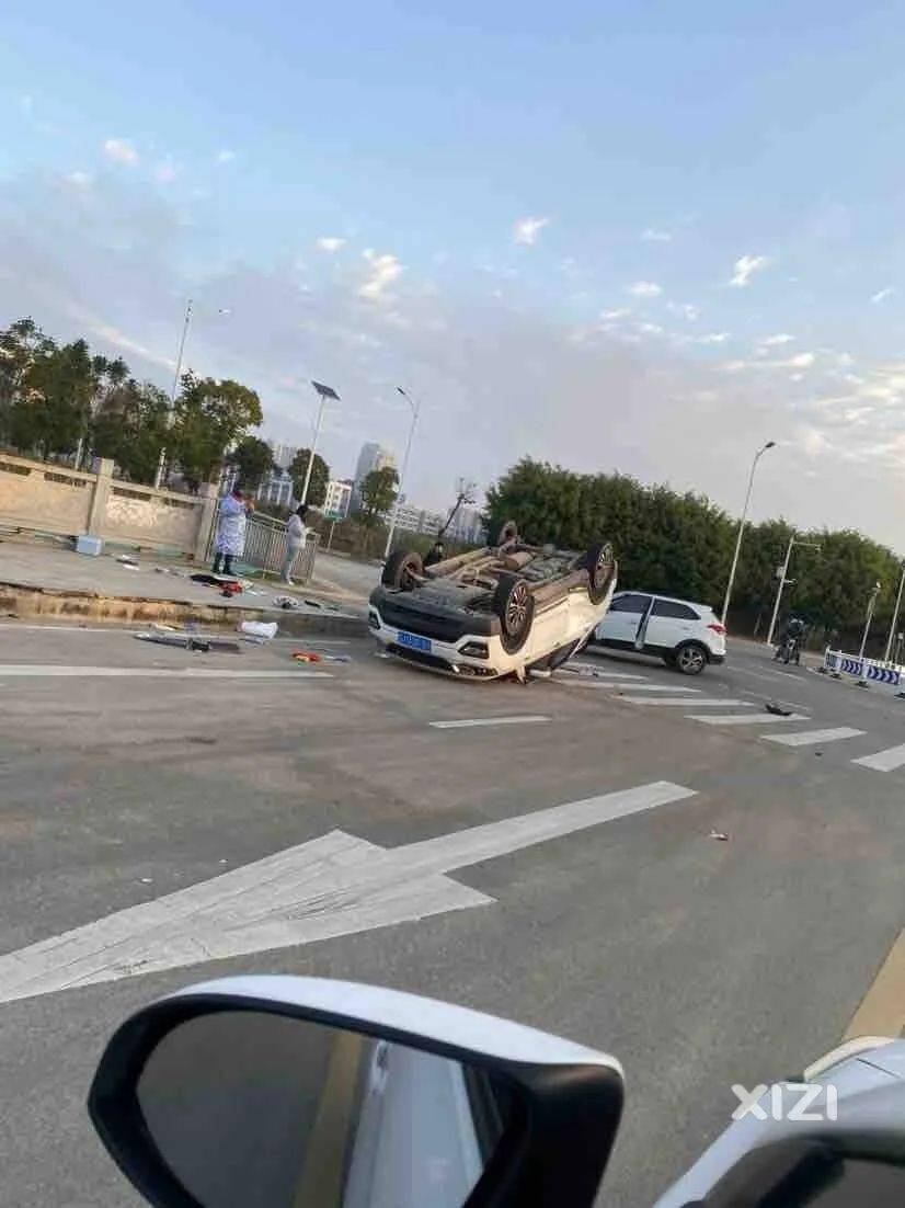 水口东江高新区严重交通事故:一小车失控翻车!_惠州市_路口_减速