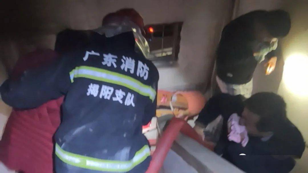 惊险揭阳一居民楼凌晨起火事发时全家人正熟睡