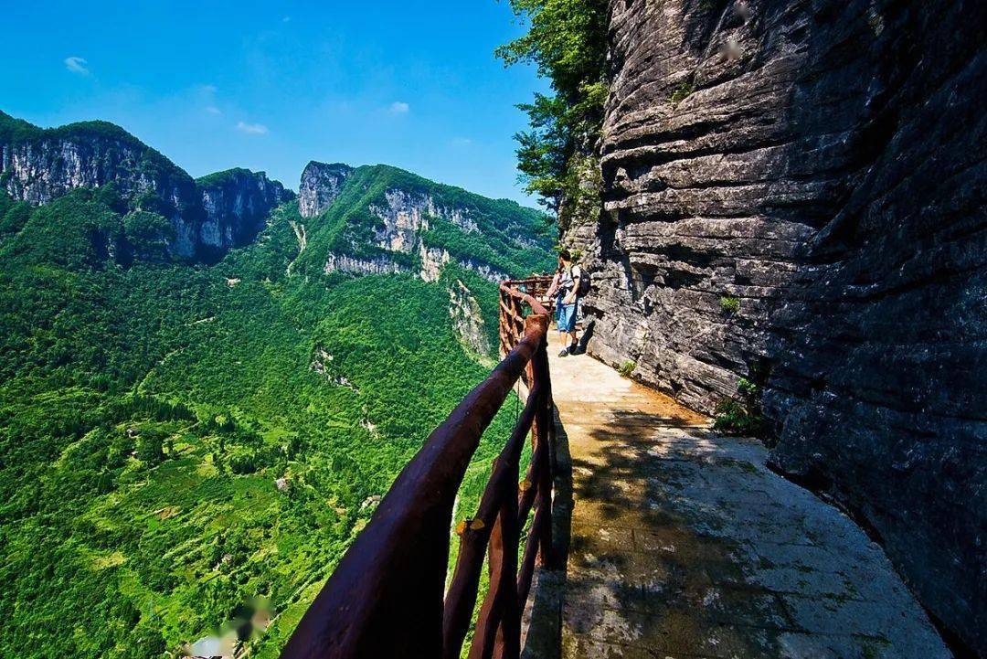 凭借"水上公路"刷屏全网,一个遗落在湖北深山的秘境
