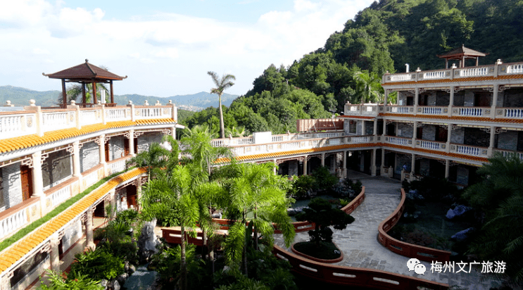 平远县五境山庄是集休闲,美食,住宿为一体的高档休闲主题酒店.