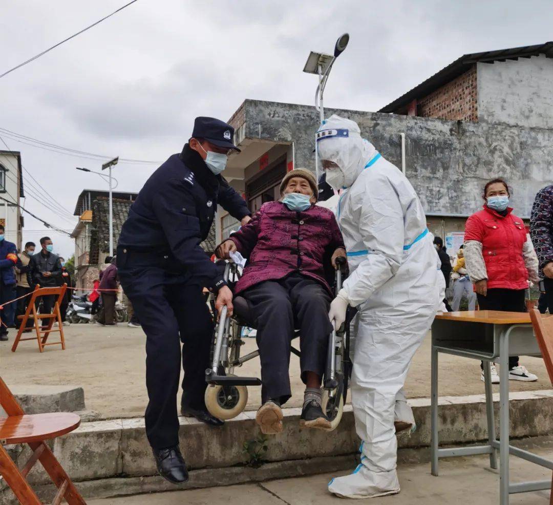 15张照片,定格百色抗疫感人瞬间→_核酸_检测车_疫情