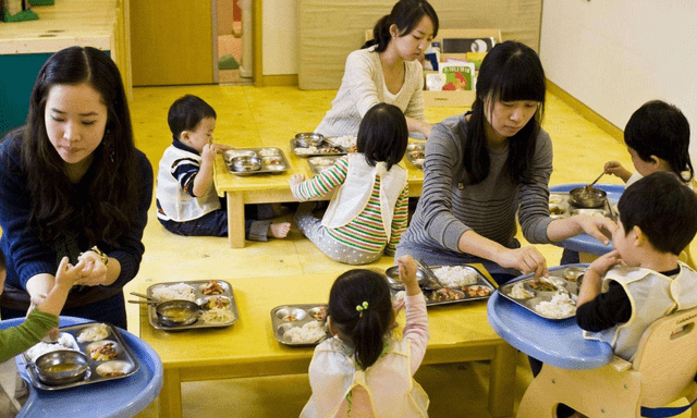 发消息|女幼师在家长群误发了“不雅”视频，随后被辞退，网友：处罚不当