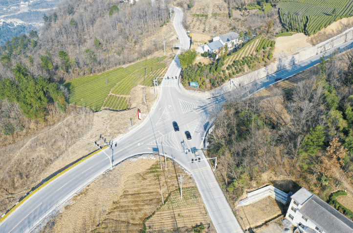 郑家录 摄2月25日,五峰土家族自治县渔洋关镇白果树,两条宽阔的大路"