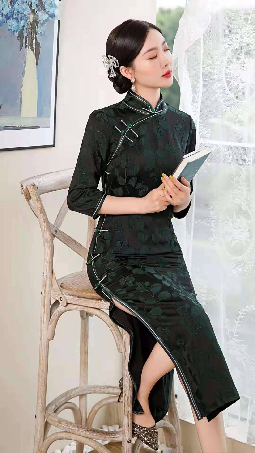 这款走秀丝绒旗袍,经典传统的款式本就很诱人,但其独特的开衩设计却更