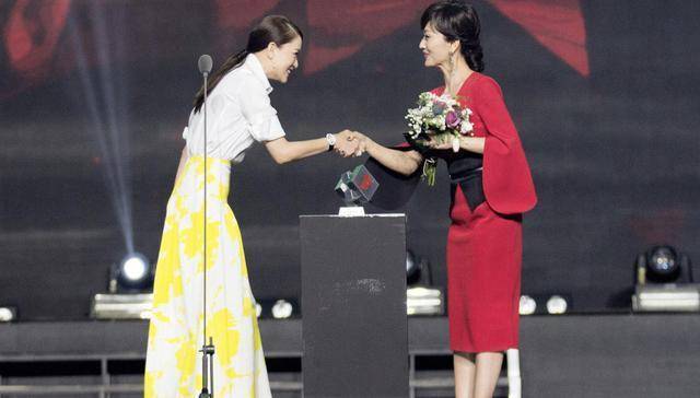 上半身 陈乔恩身穿一字落肩薄纱裙仙气飘飘，而白衬衫配半身裙优雅得体!