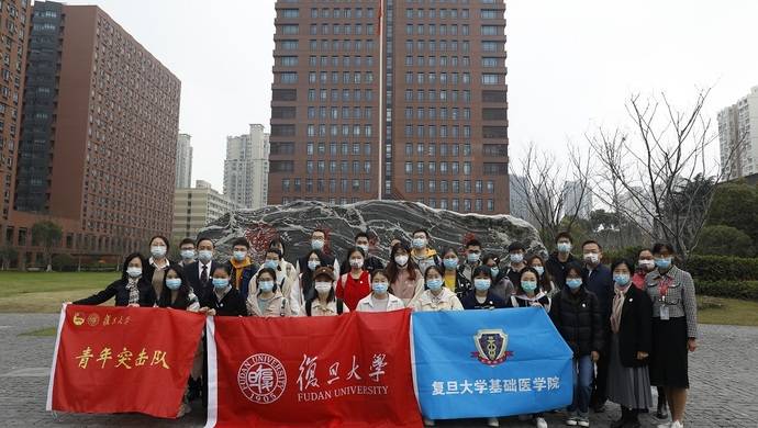 3月19日,来自复旦大学上海医学院的首批68位pcr检测志愿者,在领队复旦