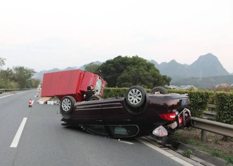 事发百色高速公路_货车