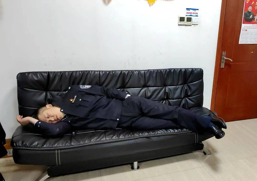 朋友圈点赞点到爆的警察睡姿是女警马晓菲顺手拍下的,刑警队的同志们