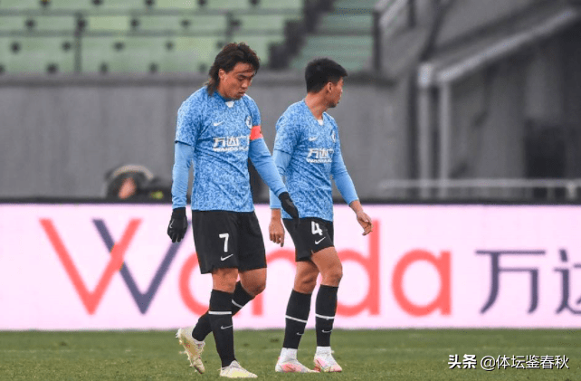中甲方面,青岛队的母公司黄海集团也已经决定退出中国足坛,而与他们