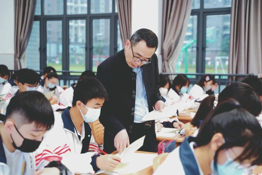 张鸿彬老师指导学生学习全面发展,学生在这里自由成长历经百年变迁