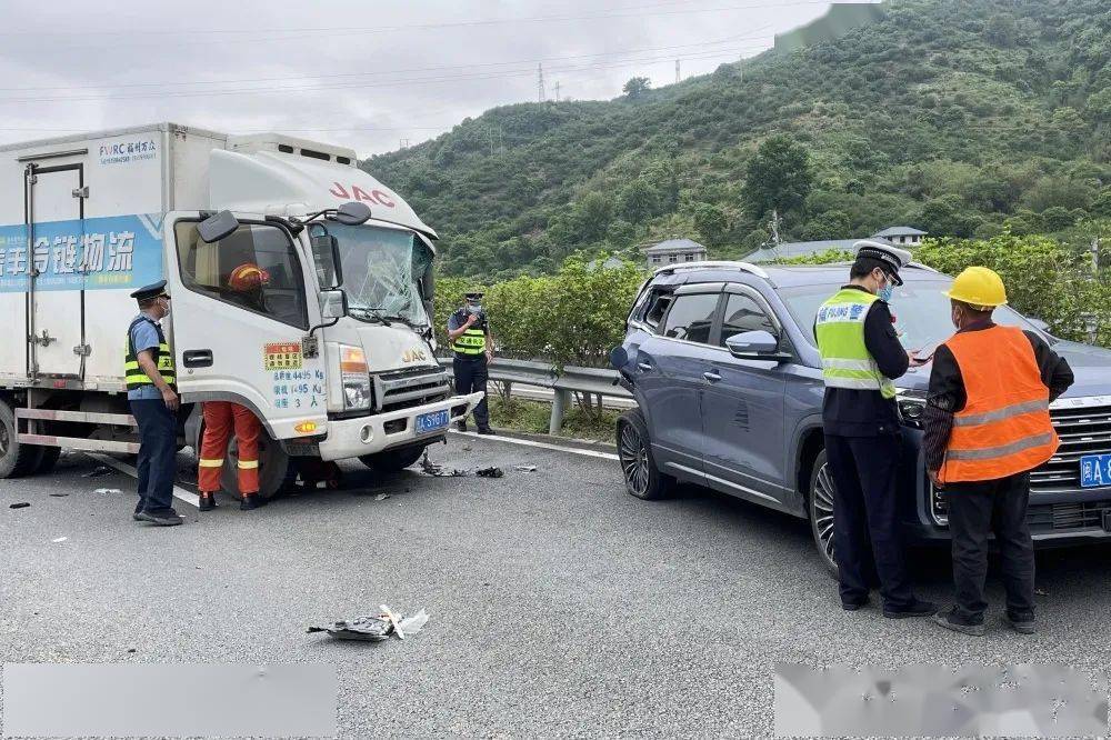 交通事故福州往永泰西收费站高速出口两百米处4月28日7时37分发生了