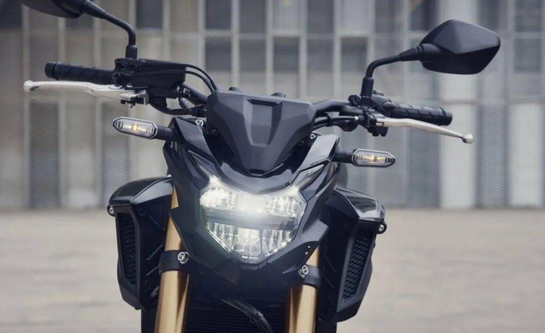 2022款cb500x2022款cb500x在跨界adv风格的基础上又增添了显著的运动