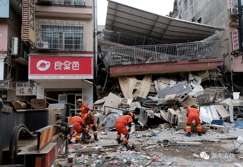 现场有人员被困_长沙一老式建筑坍塌 有人员被困_长沙一6层楼倒塌