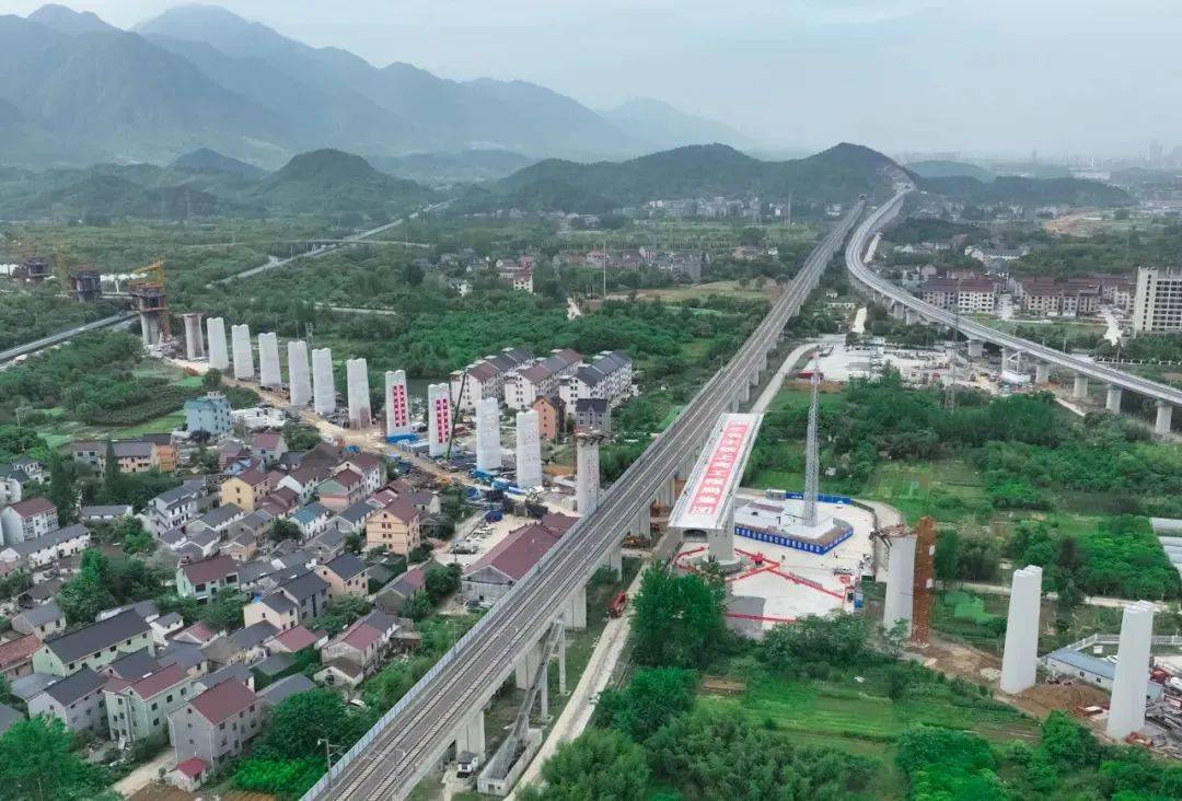 线路全长260公里,设计时速350公里,全线设桐庐东,浦江,义乌,横店,磐安
