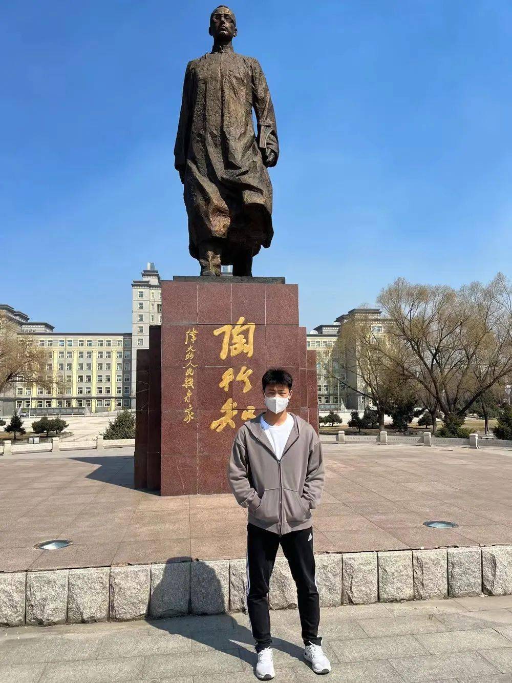 我们在师大最美景点行知楼南广场,学习圣地图书馆,师大校训之源陶行知