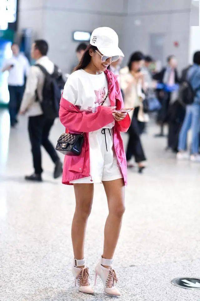 吉克隽逸凭什么秀身材穿短裙腿粗短腰肥厚但时尚感一直很强
