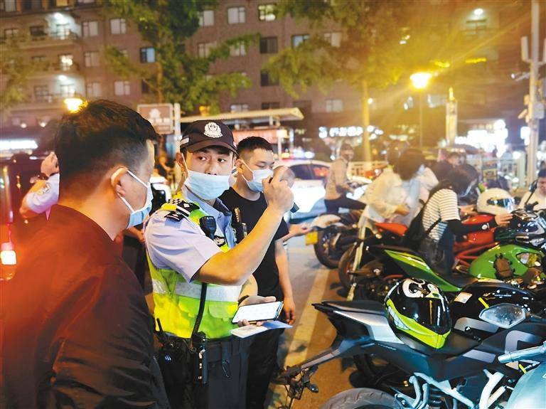 西安交警突击夜查炸街摩托车市民可通过这些电话提供举报线索