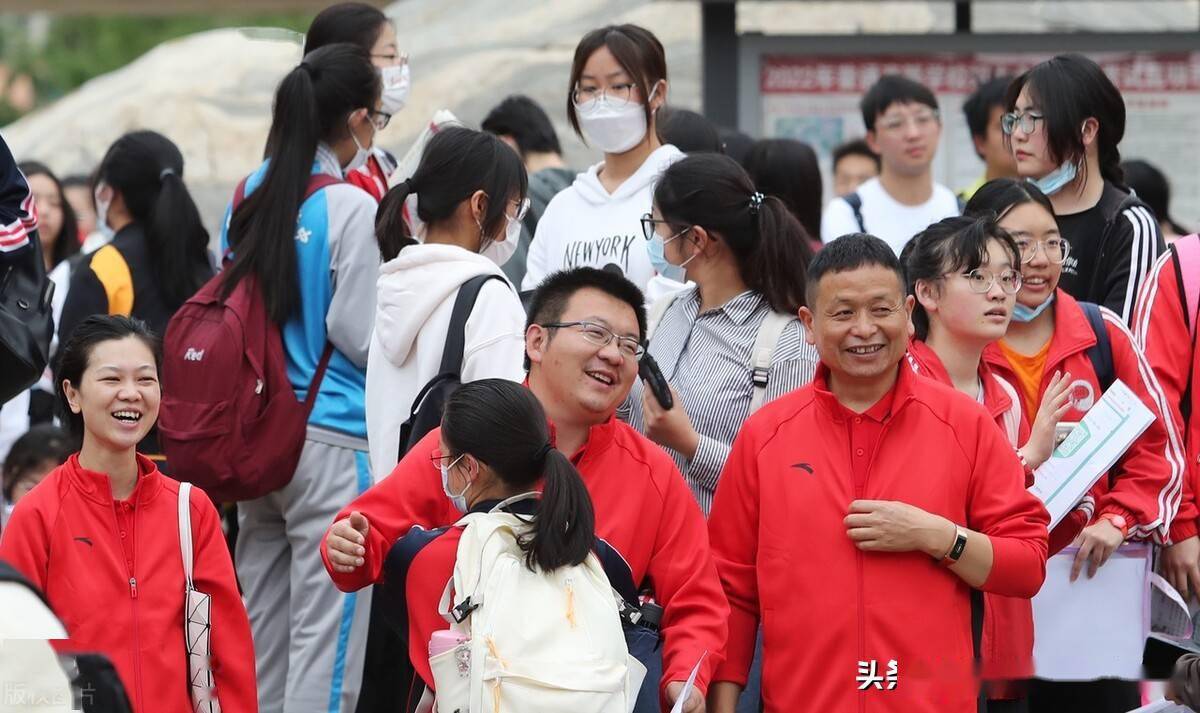 在五华考区昆一中考点,来自各学校的送考老师身穿印有"高考必胜"字样