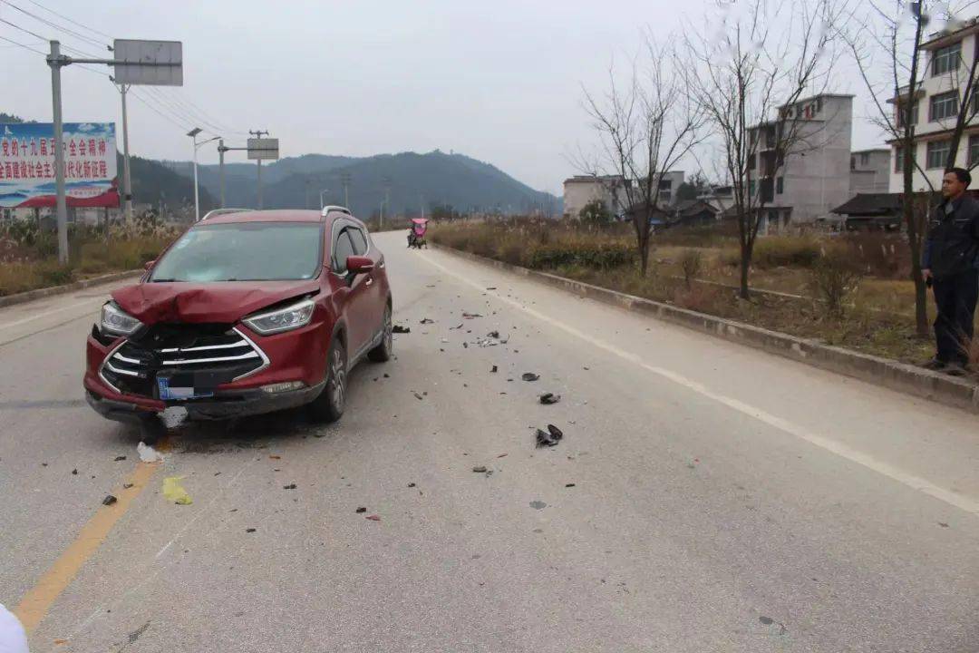 近日,在黔东南州黎平县中潮镇工业大道上发生一起交通事故,一辆越野车