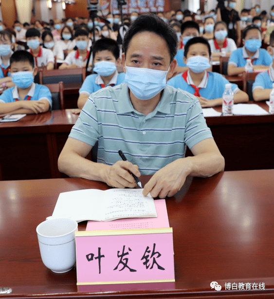 会上,广西教育学院叶发钦教授就如何开展心理工作作了专业指导,从思维