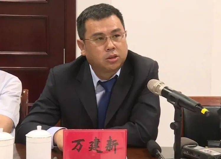 市政府金融办副主任 万建新:今年以来,市政府金融办坚决贯彻党中央