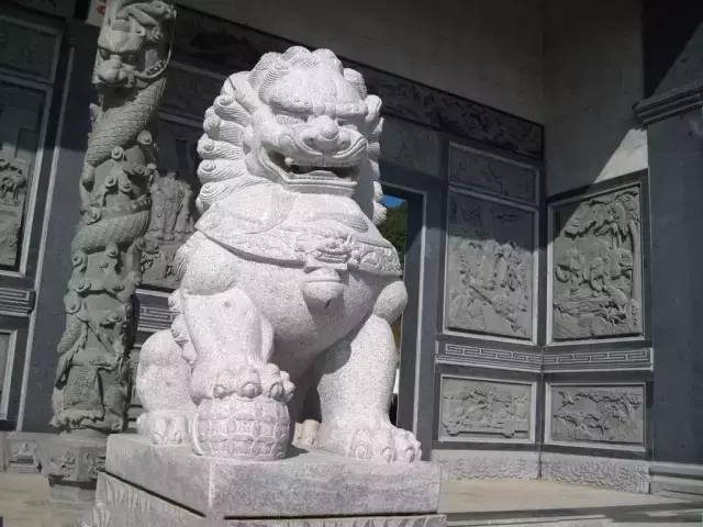 为什么古人要在住宅前放两尊石狮子?有什么讲究?_中国_大门_雌狮