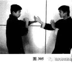 我方左侧掌立时将对手左拳拍离中线,同时右手变拳直冲对手面门(如图