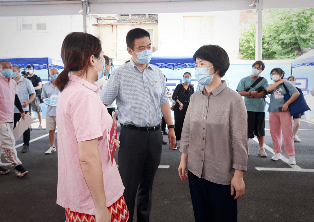 主任姚凯,上海地产集团有限公司党委书记,董事长冯经明,总裁管韬萍