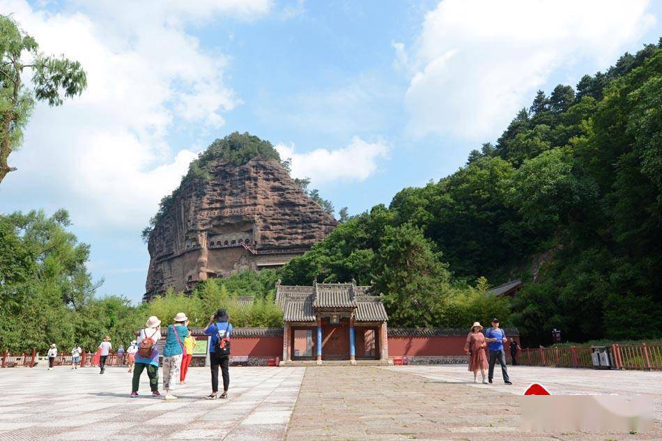 半价门票惠游客麦积山景区迎来暑期旅游旺季