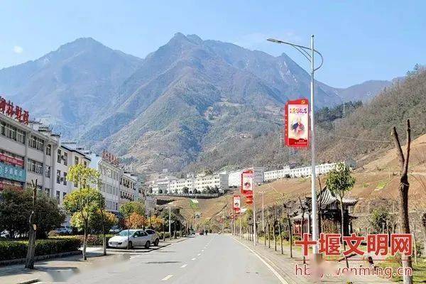 竹山县柳林乡在集镇路灯杆上悬挂刘学举先进事迹宣传牌.