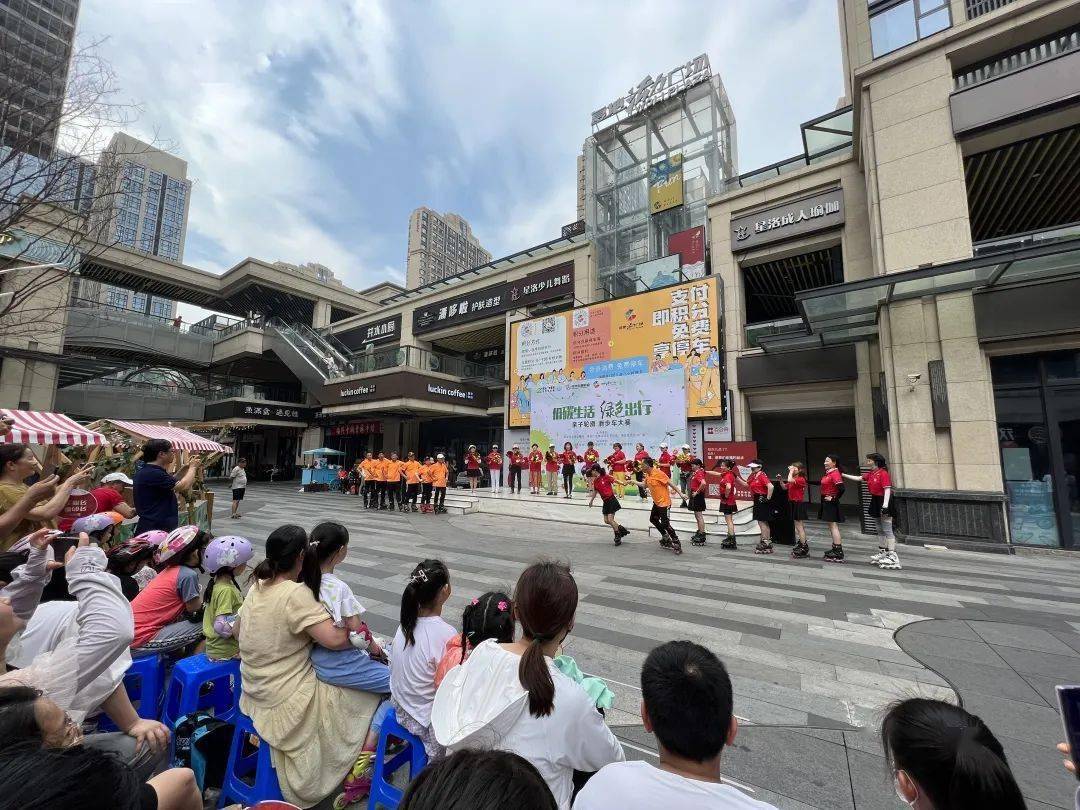 南京复地活力广场主办的亲子滑轮比赛火热开启和复地活力广场南京广电