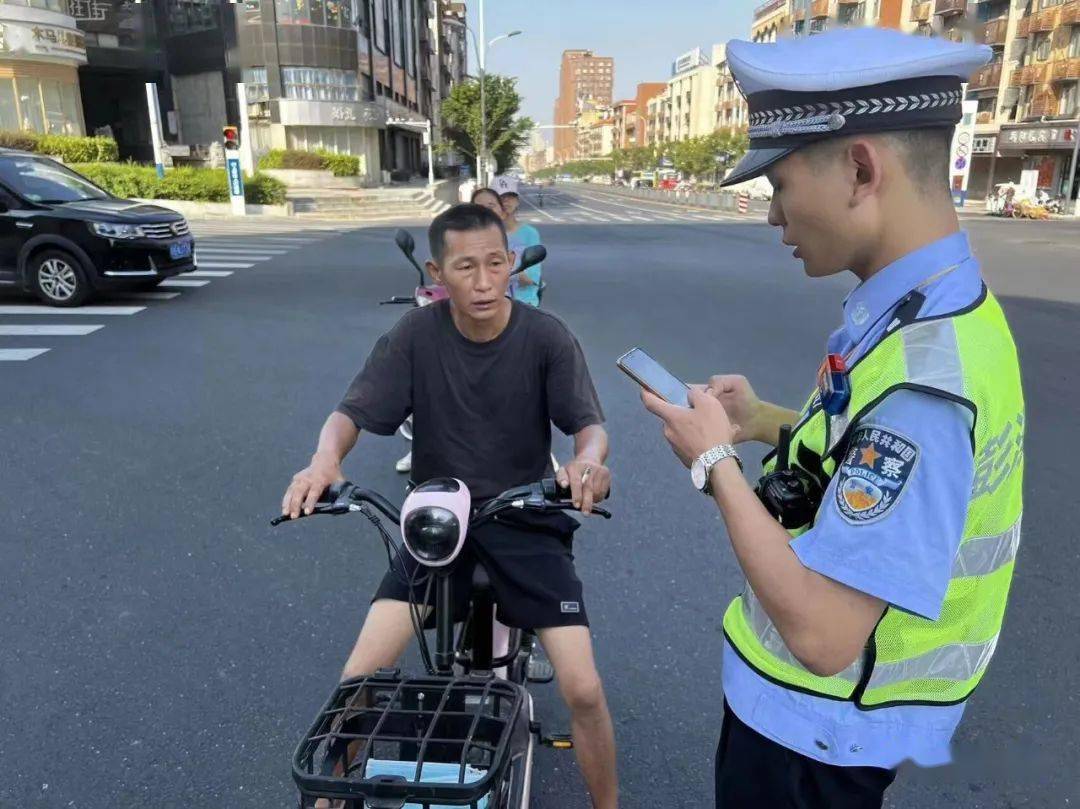 被处罚人:唐权印违法地点:龙城大道双峰隧道口被处罚人:汪发华违法