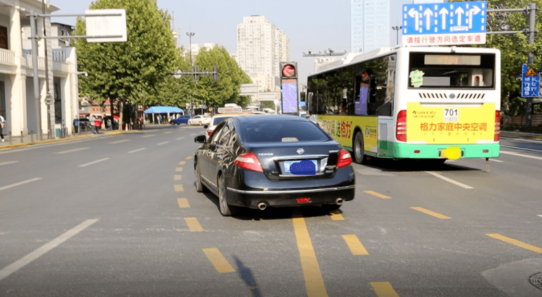 当电子屏指示灯亮红灯时,车辆禁止驶入借道左转车道.