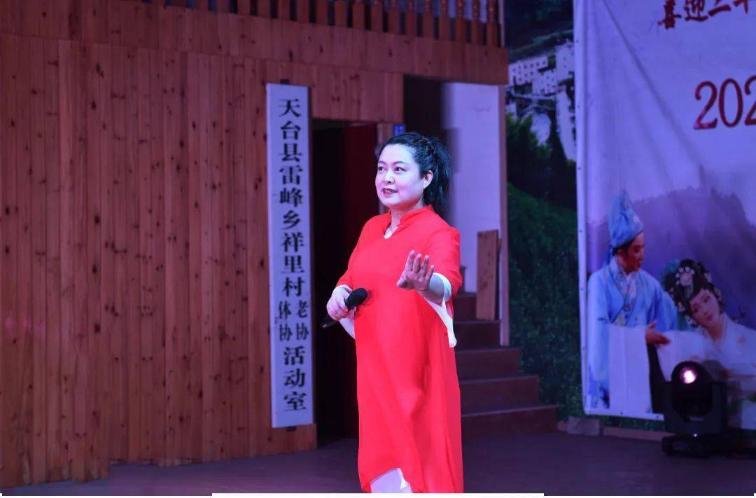 演唱者:周丽萍越剧《陈三两61骂堂》演唱者:许绸飞,范武莲越剧《血
