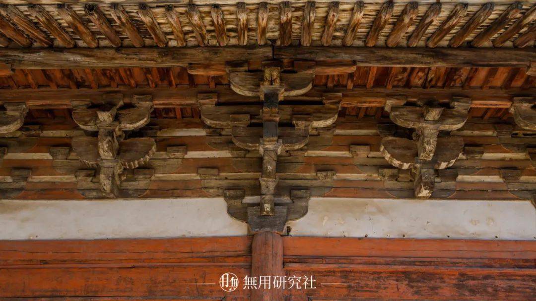 佛光寺东大殿面阔七间,进深四间,屋顶样式为庑殿顶,平面用金厢斗底槽