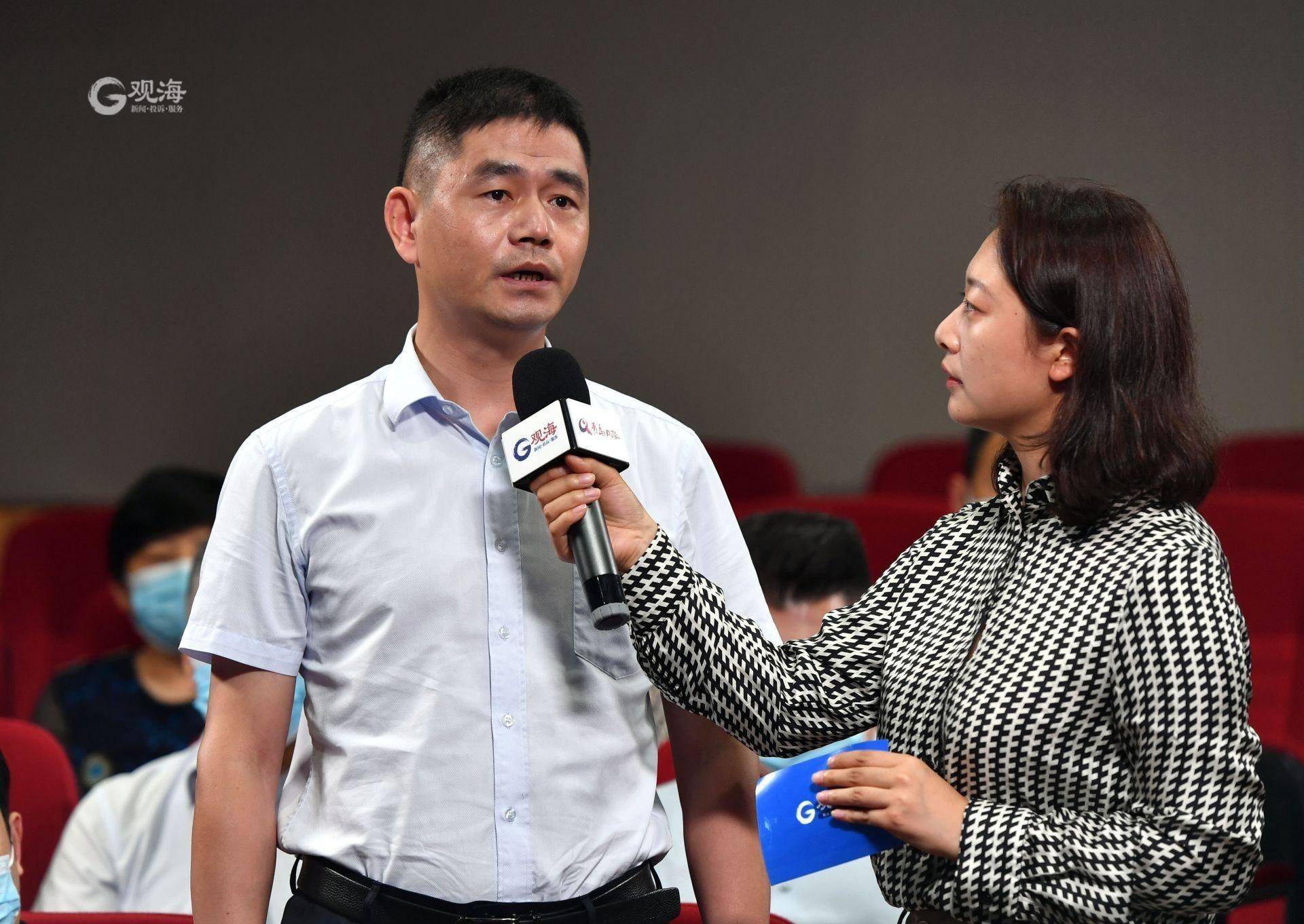 青岛万林集团董事长李言涛接受采访.