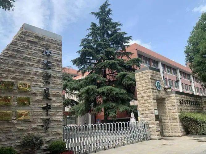 西安崇是中学联系电话:西安市青龙路8号,南临青龙寺,北朝南二环.