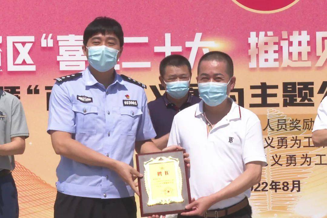 区党工委副书记刘敏坚为郭炳森先生颁发纪念碑