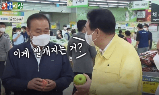 在超市问手中“青苹果”是否会变红，尹锡悦被嘲，但这次韩国网民错了