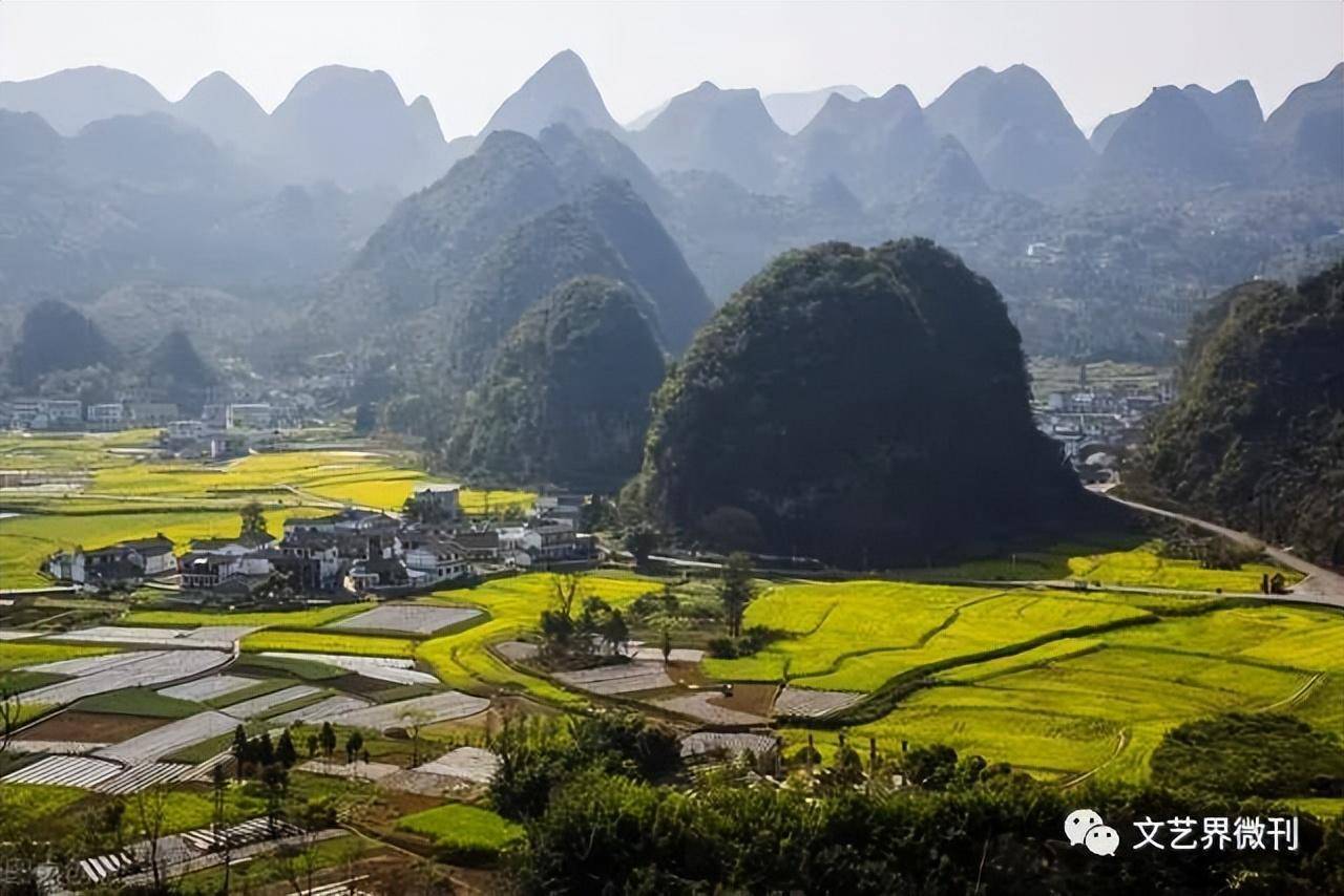 由万峰林景区东行二十余公里,位于兴义市郑屯镇的坡岗风景区内,有一眼