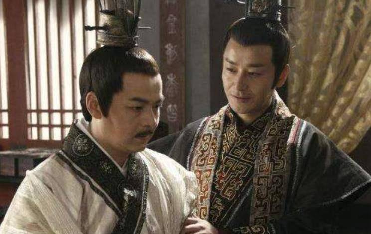 最后审食其告诉吕后,现在周勃带着大军平叛燕王卢绾呢,他手里有大军.