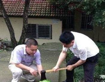 原创
搞笑图片幽默段子笑话:兄弟,切西瓜用斧头,你们太夸张了吧